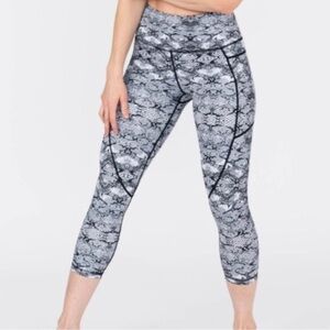 Zyia Active - Cobra Metallic Pocket Light n Tight Capri size: 6-8